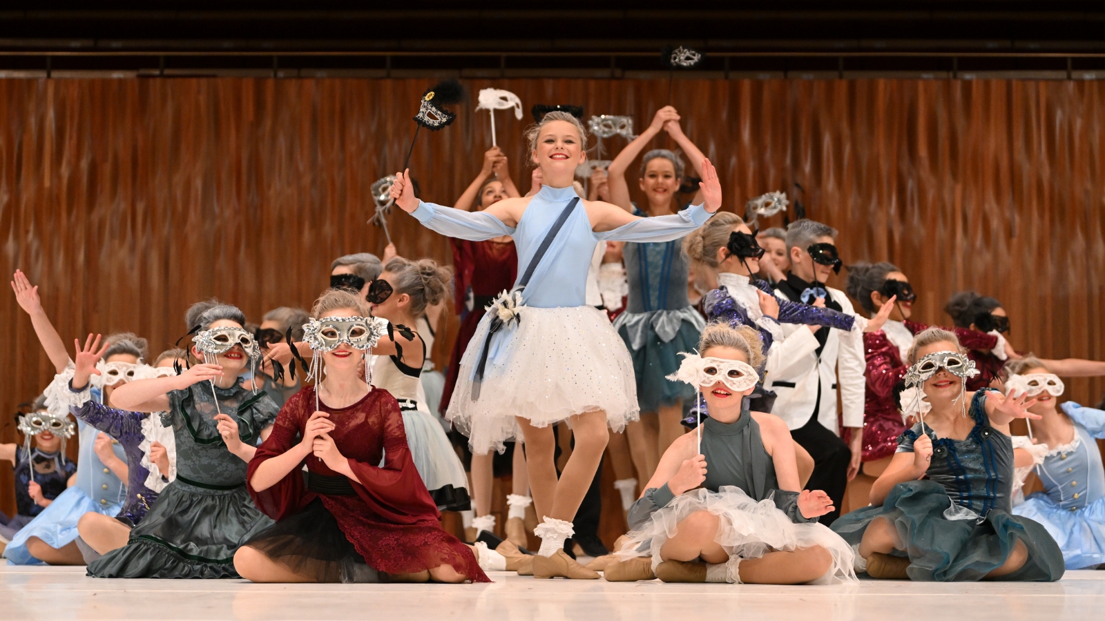 SYDNEY COLISEUM THEATRE PRESENTS momenta (SCHOOLS)